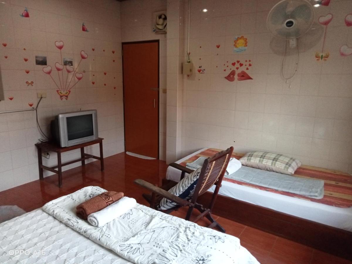 Np Guesthouse Трат Екстериор снимка