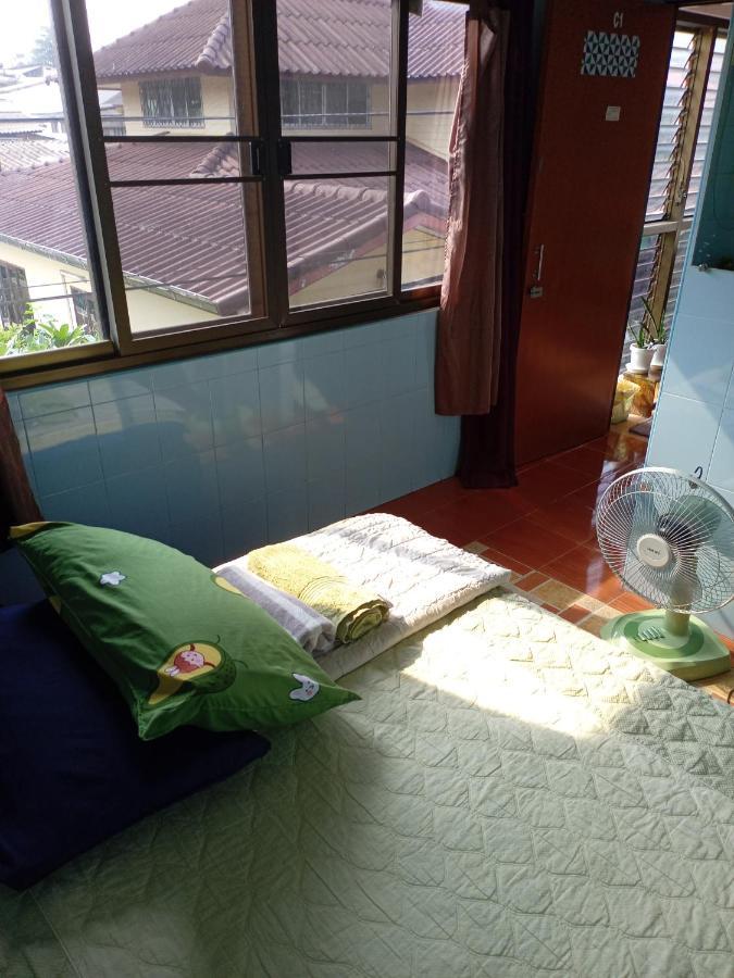 Np Guesthouse Трат Екстериор снимка