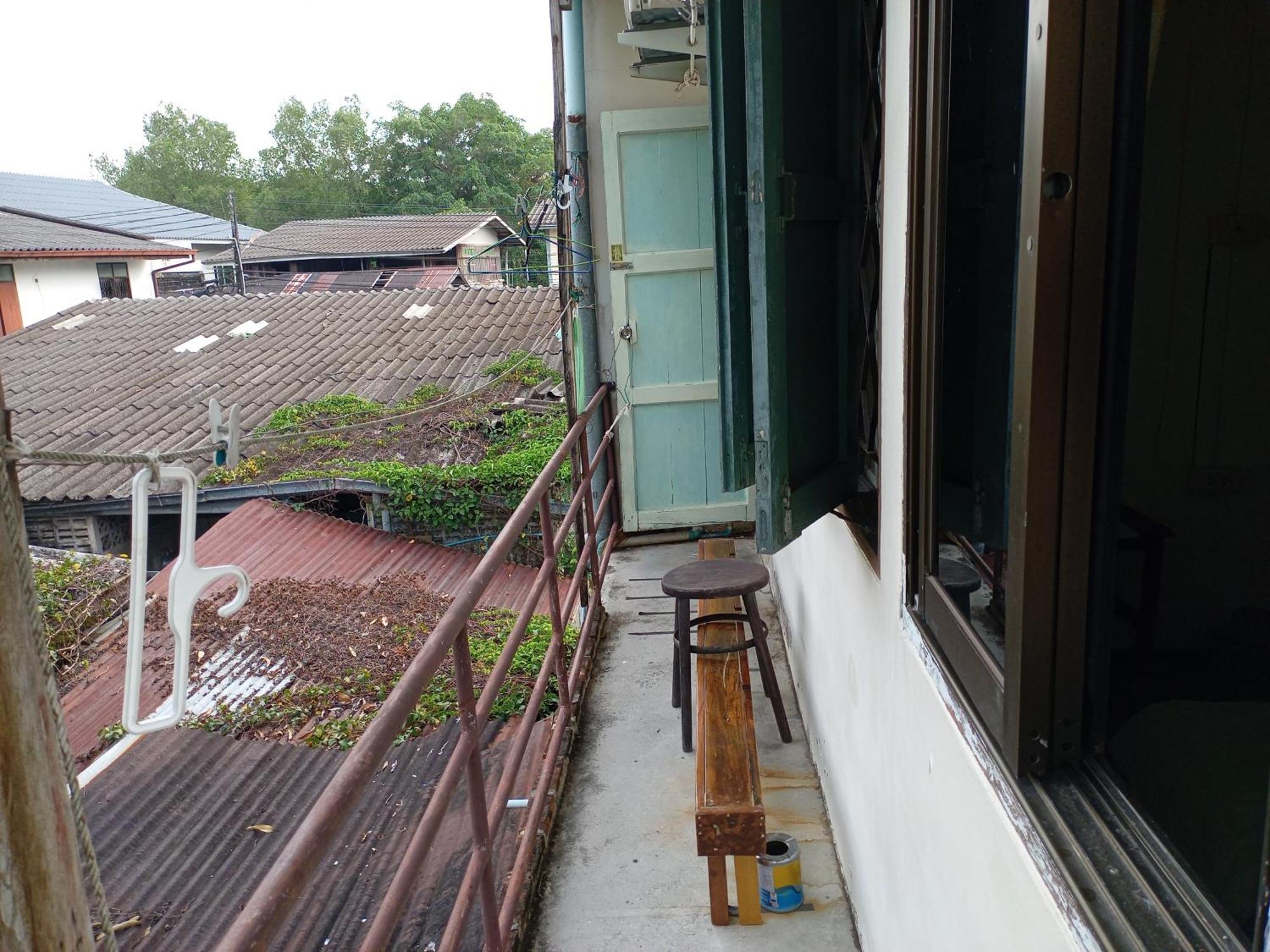Np Guesthouse Трат Екстериор снимка
