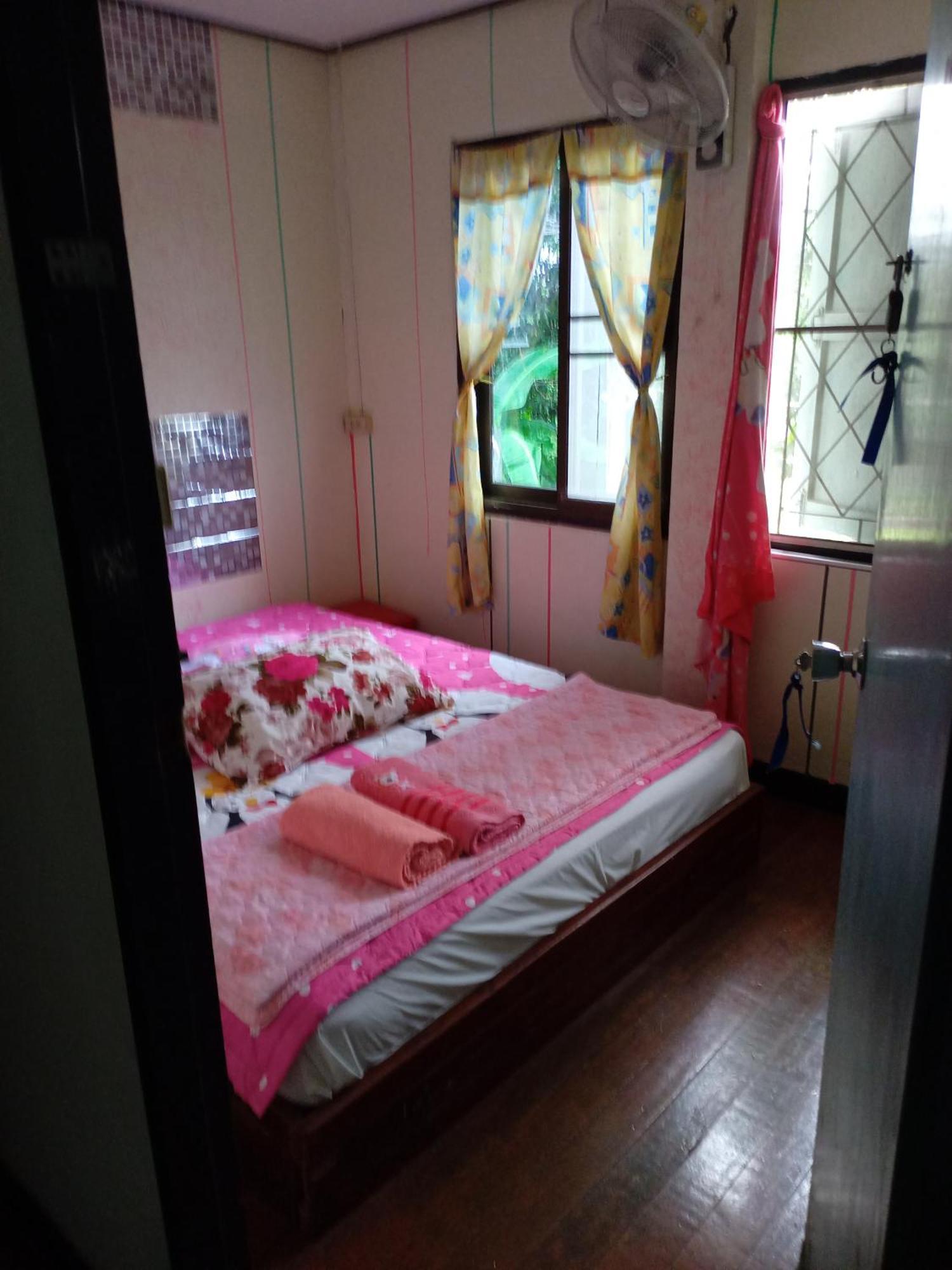 Np Guesthouse Трат Екстериор снимка