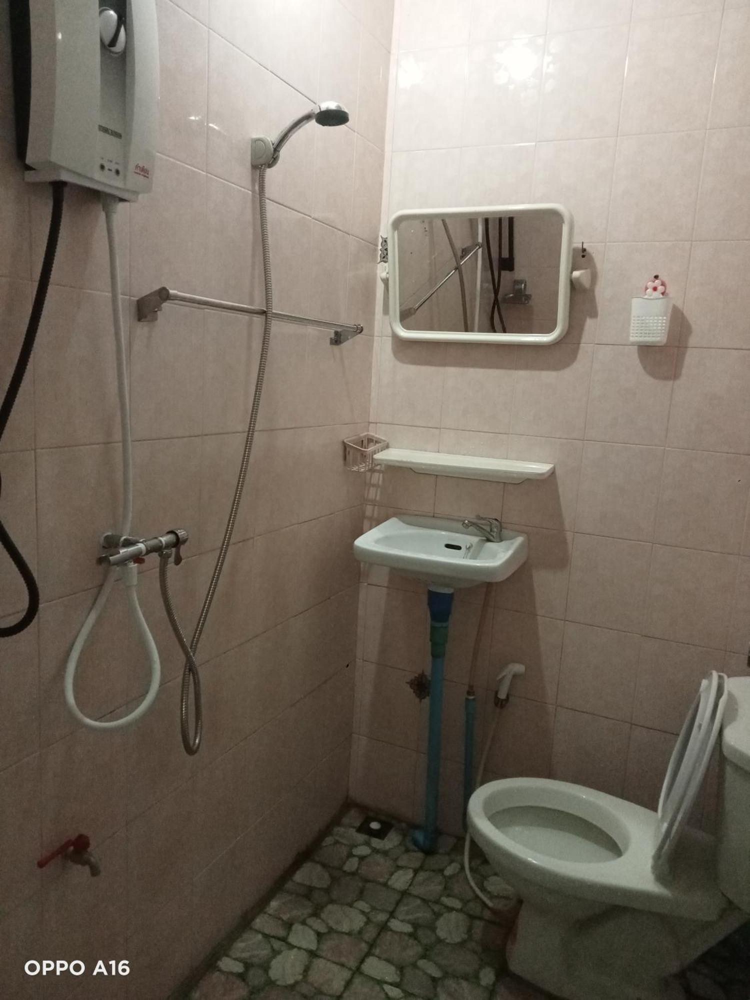 Np Guesthouse Трат Екстериор снимка