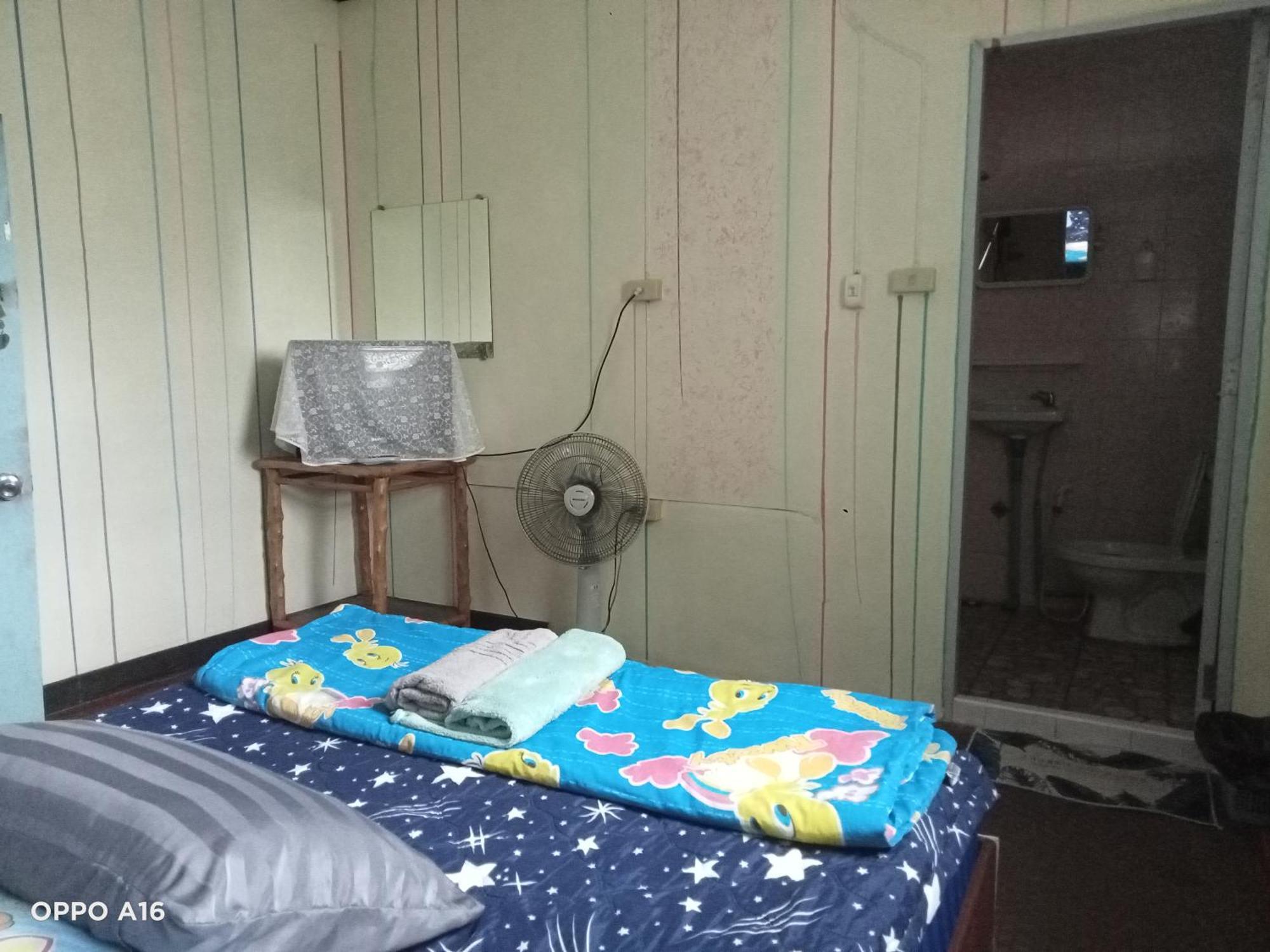 Np Guesthouse Трат Екстериор снимка