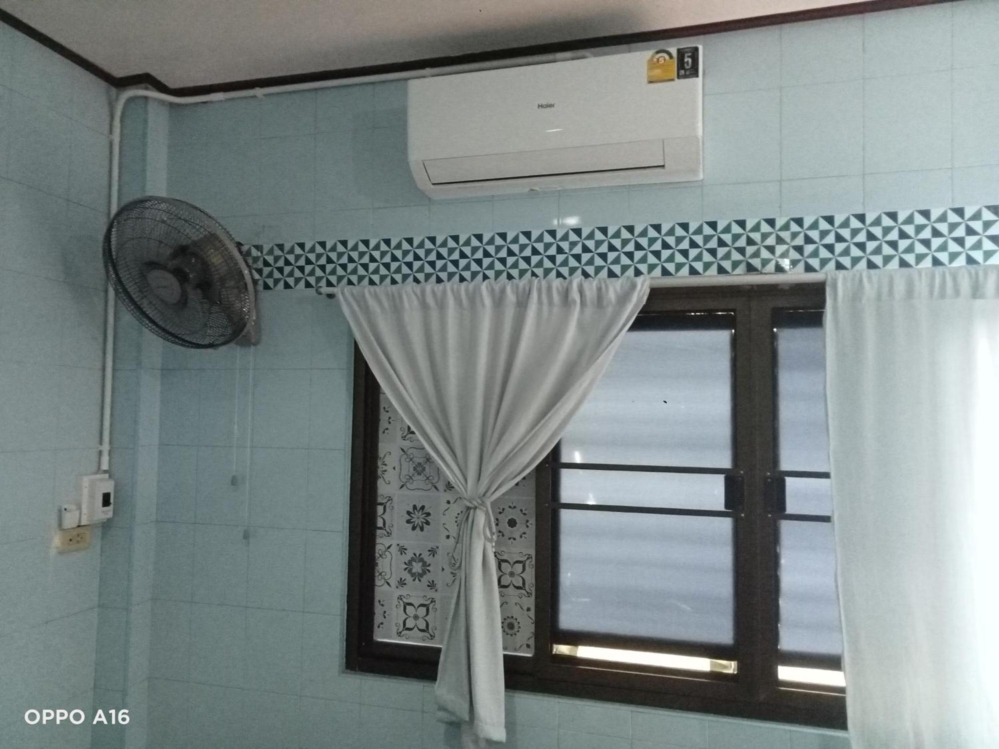 Np Guesthouse Трат Екстериор снимка