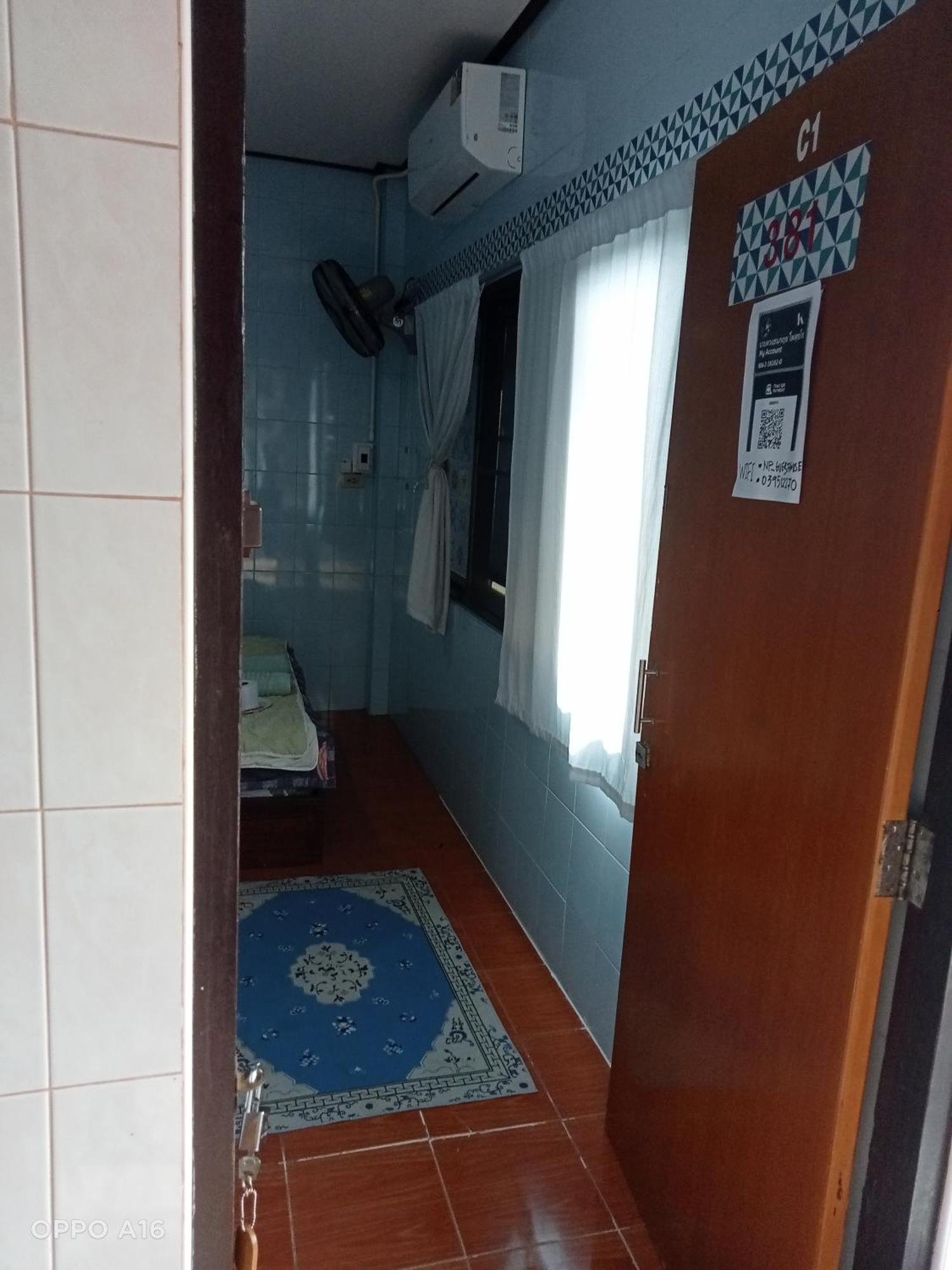 Np Guesthouse Трат Екстериор снимка