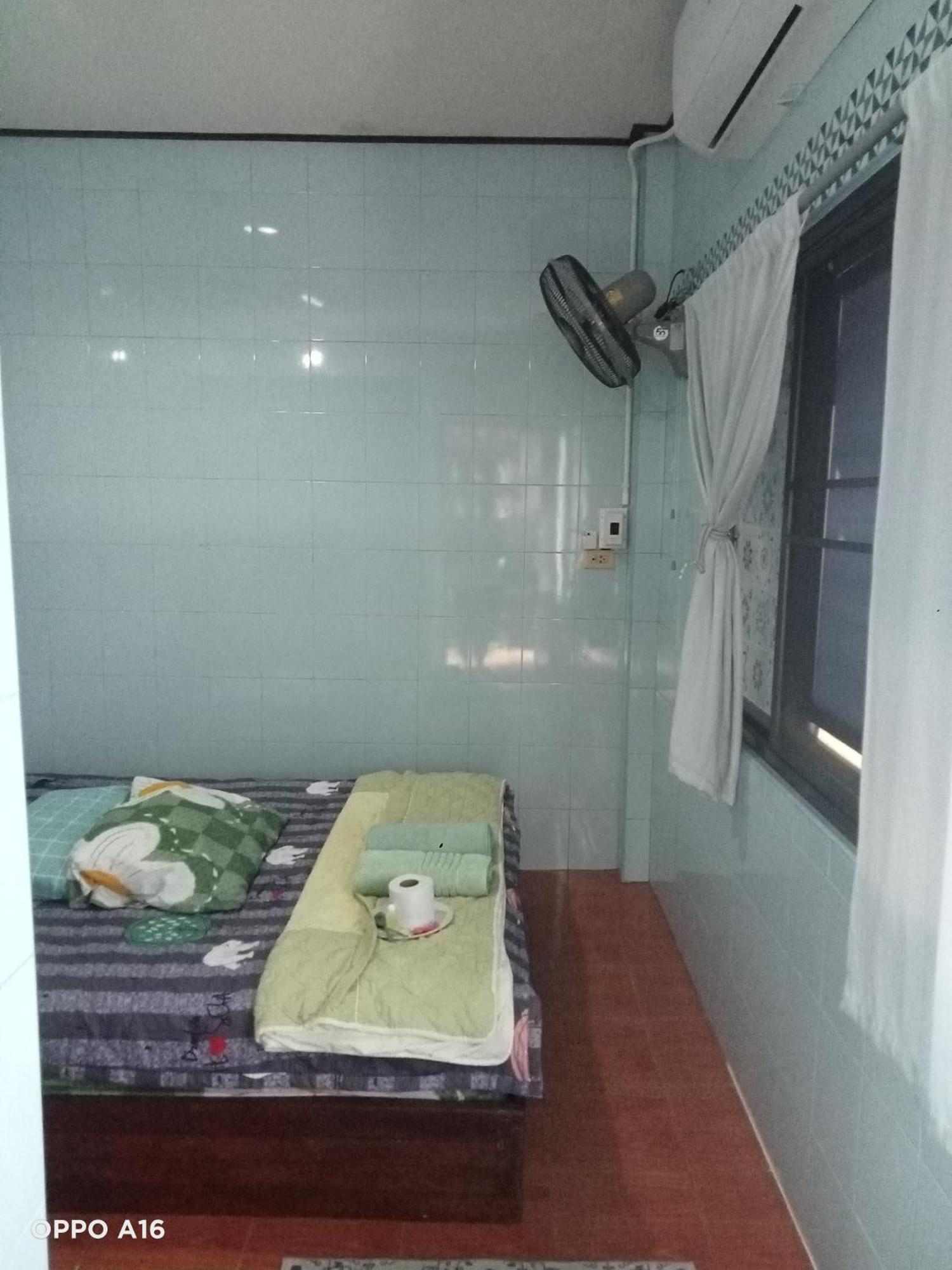 Np Guesthouse Трат Екстериор снимка